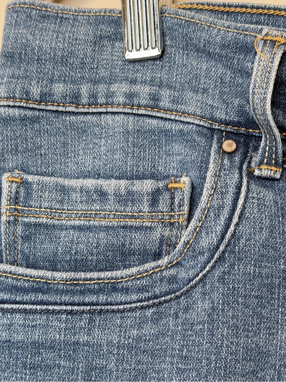 Levi's | Y2K Mid-High Rise Med Blue Wash Quality Denim Stretch Jean Shorts - Picture 4 of 13